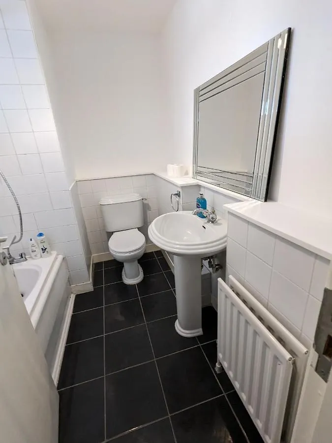Apartment Best Location In Belfast! Free Parking
